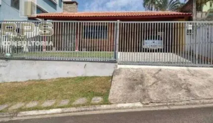 Casa com 3 dormitórios, sendo 1 suíte, casa térrea  Além disso, conta com salas de estar com lareira, sala de jantar, cozinha , piscina