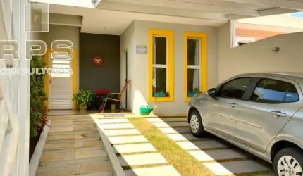 Casa térrea no Jardim dos Pinheiros, em Atibaia, com 3 quartos sendo 1 suíte, repleta de armários planejados, amplo quintal com jardim e fácil acesso