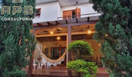 Casa no Jardim Paulista em Atibaia, 3 quartos sendo todos suítes,  sala 3 ambientes, escritório, 5 banheiros, churrasqueira, quintal, área verde,
