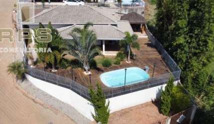 Linda casa térrea com 3 dormitórios, sendo 1 suíte com closet e uma vista deslumbrante.  Piscina , quiosque , Piso porcelanato