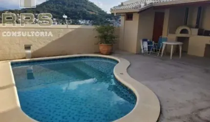 Casa com 03 dormitórios sendo 01 suite com varanda .Com vista para Pedra Grande . Salas de Jantar e estar ,cozinha planejada ,churrasqueira e piscina