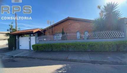 Casa térrea para locação no Jardim Alvinópolis em Atibaia, 3 quartos, piscina, churrasqueira, escritório, planejados na cozinha e quintal!