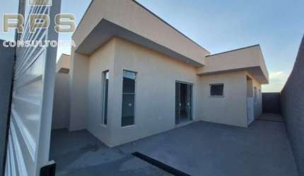 Casa térrea na Nova Trieste em Jarinu, 2 quartos sendo 1 suíte, 2 vagas, sala com cozinha integrada, rua asfaltada, aceita financiamento, ótimo local.