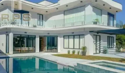 Casa com 03 amplas suites , sendo uma master com closet e banheira de imersão  Sala de estar e sala de jantar integradas com a cozinha , piscina