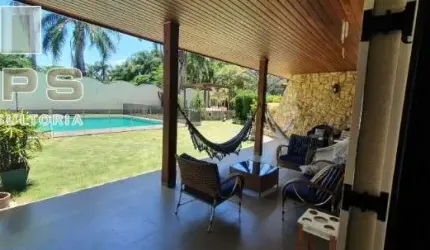 Linda casa térrea à venda ou locação . Com 05 suites ( 01 suite master com closet  + 04 suites que compartilham 02 banheiros (demi-suítes )