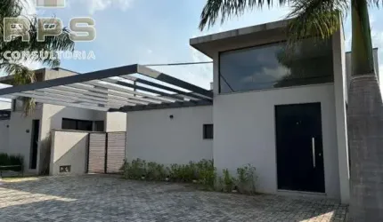 Casa térrea no Reserva Jatobá em Atibaia, 3 quartos suítes, armários planejados na cozinha, banheiros, lavanderia e roupeiro, amplo quintal gramado!
