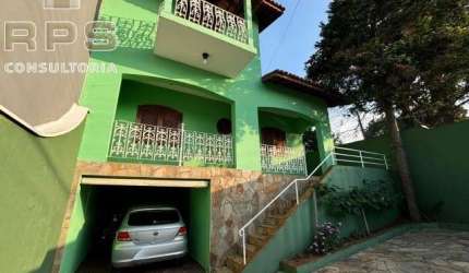 Casa alto padrão no centro de Jarinu, 3 dormitórios sendo uma suíte com banheira e varanda, escritório, sala com bar, área de lazer completa