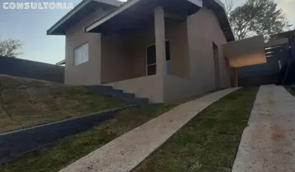 Mini chácara térrea em Jarinu com 2 quartos, sendo uma suíte, terreno amplo e gramado, lavanderia e garagem coberta, sala e cozinha integradas.