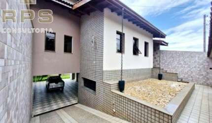 Casa para locação no centro de Atibaia, em rua tranquila e estratégica, repleta de armários, 3 quartos, escritorios, quintal gramado, churrasqueira!