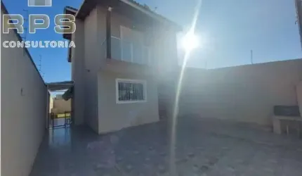 Casa assobradada com 2 suítes sendo uma com closet e ar condicionado, quintal gramado, lavanderia coberta, 2 vagas, lavabo, sala e cozinha integradas
