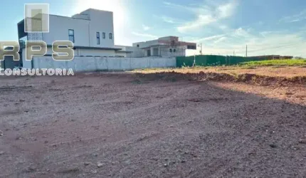 Terreno plano de 360m² no Condomínio Vista da Serra, localizado em uma das melhores regiões da cidade, ele une natureza, segurança e lazer completo.