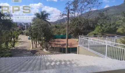 Casa térrea em Condomínio fechado em Atibaia , com 03 suites sendo 01 com closet , área gourmet com churrasqueira e piscina com hidro , 04 vagas