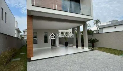 Casa duplex 3 suítes, living integrado, churrasqueira e piscina, a 700m da praia dos Ingleses.