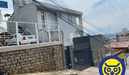 Casa com 4 quartos (1 suíte), para venda com piscina e vista para beira mar.