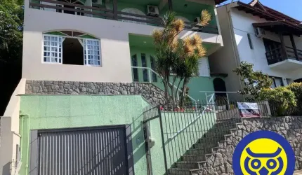 Casa 7 dormitório à venda na Agronômica com 2 suítes.
