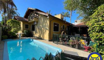 Casa com 4 Dormitórios (2 Suítes) - Piscina - Vaga para 2 Carros!