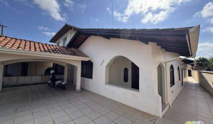 Casa com 4 quartos em avenida principal