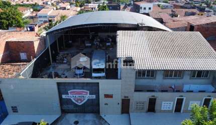 Prédio Comercial com Galpão + Apartamentos á Venda no Quintino Cunha- Fortaleza/CE