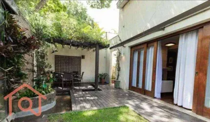 Lindíssima casa à venda no Campo Belo, em ótima localização, rua silenciosa.
