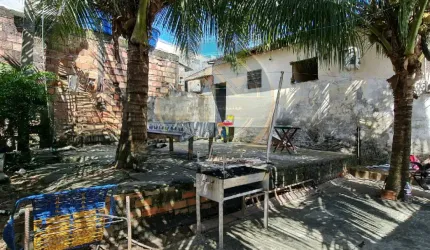 Casa Com Quintal Em Flores!