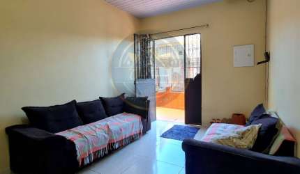 Casa Com Quintal em Flores!