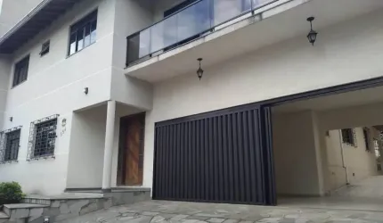 Casa Espaçosa com 5 Dormitórios no Bairro Parolin