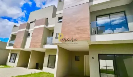Sobrado em Condomínio Fechado com Ático Versátil e Terraço Privativo no Xaxim
