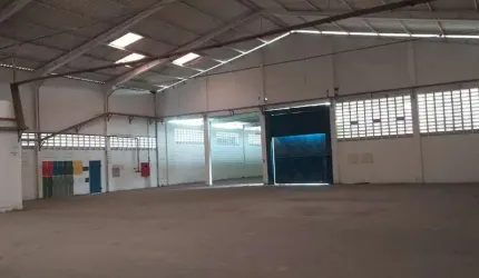 GALPÃO DE 2.600 METROS COM PE DIREITO DE 10 METROS E 8 METROS.