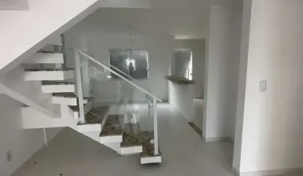 EXCELENTE CASA TRIPLEX COM 4/4 NO MIRAGEM