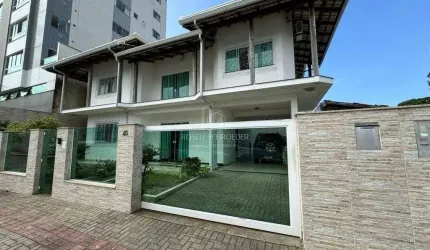 Ampla casa no centro de Camboriú!