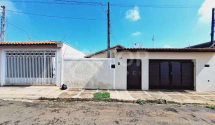 2 CASAS A VENDA COM 4 QUARTOS PROXIMO AO MERCADO TONIM