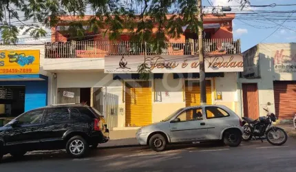 sobrado com  Salao Comercial na parte inferior, fundos com duas Ediculas cada uma com 1 dormitorio, sala, cozinha e banheiro, corredor e area de servico