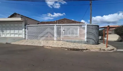 Excelente casa de esquina com 3 dormitorios com 1 suite