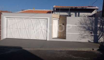 Linda casa de 3 dormitorios, com 1 suite com ares condicionados nos dormitorios e na salano bairro Parque dos Timburis