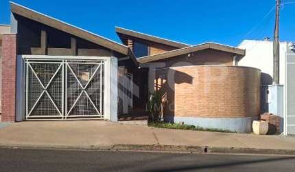 Linda casa de 3 dormitorios no Res. Parque Fehr