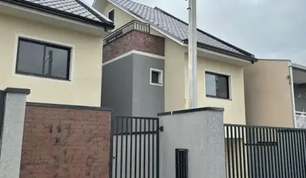Triplex  à venda de frente para rua no Xaxim em Curitiba