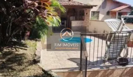 Casa em Santa Rosa, Niterói: 3 Dormitórios, 3 Suítes e 5 Banheiros por R$460.000 - Venda