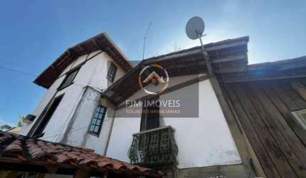 FJM IMÓVEIS VENDE: Casa em Piratininga, Niterói. 250m², 3 dormitórios, 2 suítes, 4 banheiros. Oportunidade por R$1.200.000!