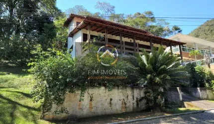 FJM IMÓVEIS VENDE: Oportunidade no Ubá Floresta!! A casa de 4 pavimentos e 4 quartos. Sendo o primeiro pavimento: a entrada que tem a garagem para 2 carros. Um banheiro externo perto da garagem e uma