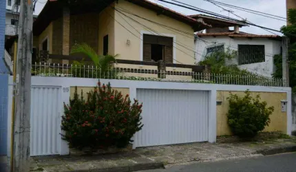 AMPLA CASA COM 3 SUÍTES BEM LOCALIZADA NO RIO VERMELHO