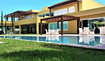 LUXUOSA MANSÃO COM VISTA MAR