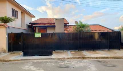 CASA COM ÁREA DE LAZER