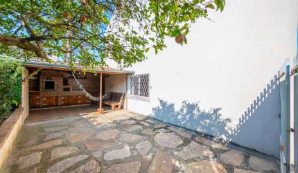Sobrado duplex em condomínio com quintal de aproximadamente 50m²