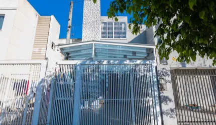 Sobrado com 3 suítes de frente para a rua no Umbara