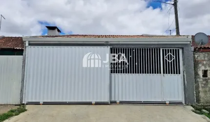 Casa térrea com 3 quartos, averbada, com edícula e de frente para rua