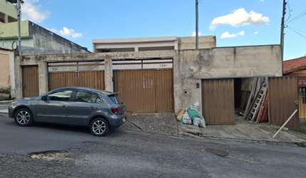 LOTE COM 3 CASAS TOTALMENTE INDEPENDENTES, LOCALIZADO NO AGUA BRANCA