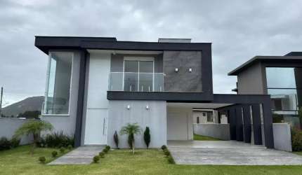 Casa de Condomínio com 4 Quartos