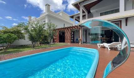 casa com 3 dormitorios de 2 suites mobilada com piscina e área gourmet