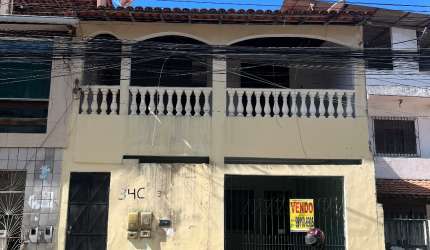 Casa térrea com 2/4 primeiro andar com varandão