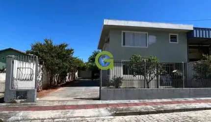 Linda casa à venda na Fazenda Santo Antônio, São José.